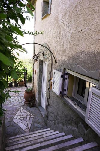 Το κτήριο όπου στεγάζεται  η παραθεριστική κατοικία