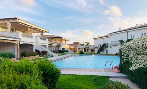 une image d'une piscine dans une maison dans l'établissement LOTUS Wellness Apartment - Resort Ginestre - Palau - Sardinia, à Palau