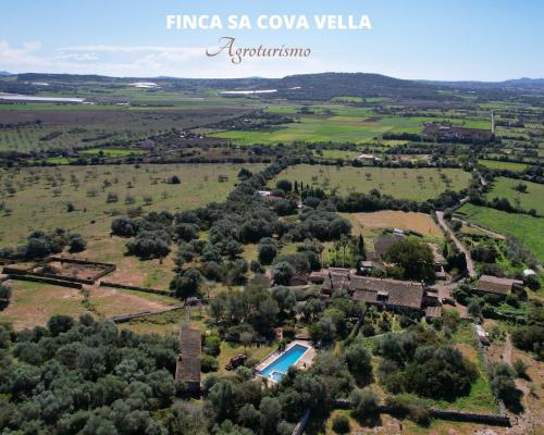 una vista aérea de una villa con piscina y granja en Finca Sa Cova Vella, en Manacor