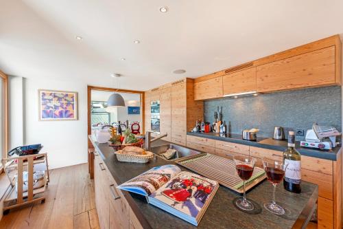 Maison Montagne - Happy Rentals tesisinde mutfak veya mini mutfak