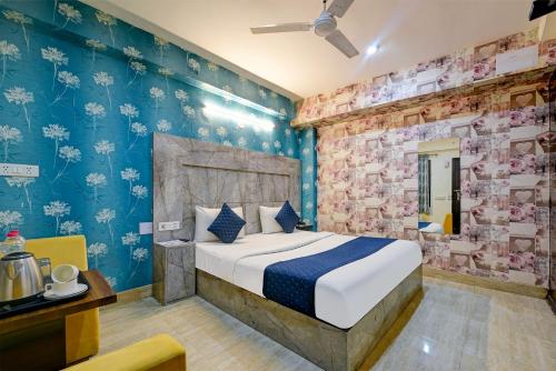 Airport Hotel Ark View في نيودلهي: غرفة نوم بسرير في غرفة