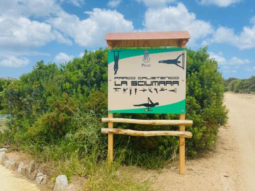 a sign on the side of a dirt road at LOTUS Wellness Apartment - Resort Ginestre - Palau - Sardinia in Palau