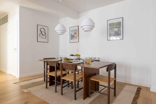a dining room with a table and chairs at Stylish Apartments in CPH City in Copenhagen