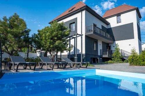 une villa avec une piscine et une maison dans l'établissement Номер в гостьовому домі "Дача на Фонтанці", à Fontanka