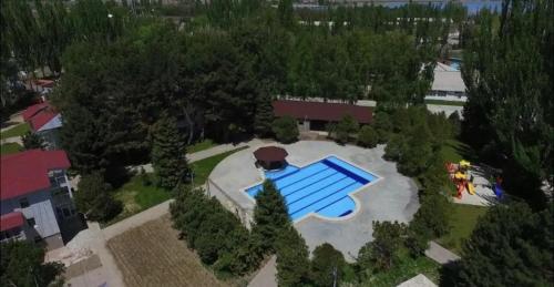 an overhead view of a swimming pool in a yard at 2 комнатная квартира студио на Иссык куле in Chok-Tal