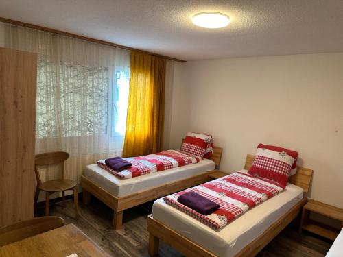 two twin beds in a room with a window at 2 Bedroom Apartment - Matten in Matten