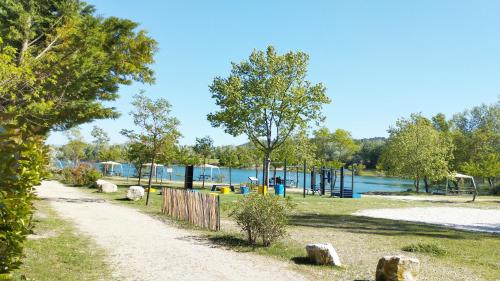 Majoituspaikassa Mobil Home vue sur le lac dans un camping 4 étoiles à Cadenet tai sen lähellä sijaitseva uima-allas
