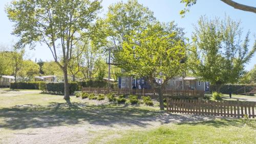 Zahrada ubytování Mobil Home vue sur le lac dans un camping 4 étoiles à Cadenet