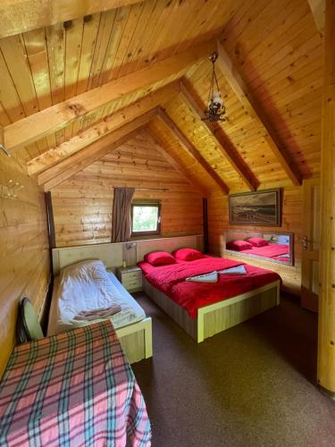 2 Betten in einem Zimmer in einem Blockhaus in der Unterkunft Villat Gryka in Peja