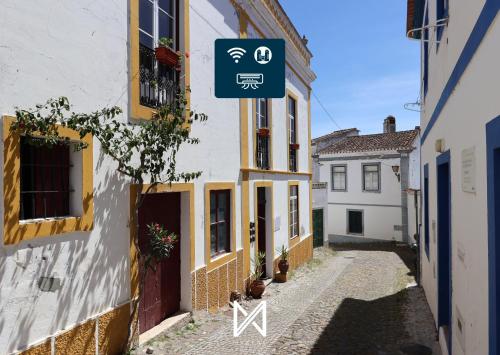an alley with a sign on a building at MyStay - A Casa do Visconde in Mértola