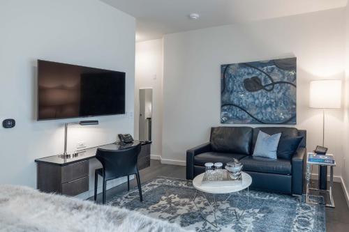Una televisión o centro de entretenimiento en 121 Hotel by AvantStay Modern Comfort in Nashville's West End