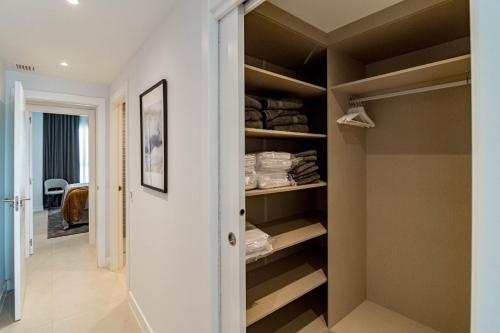 エステポナにあるLME133A- Stunning flat close to beach in Esteponaのウォークインクローゼット(木製の棚付)