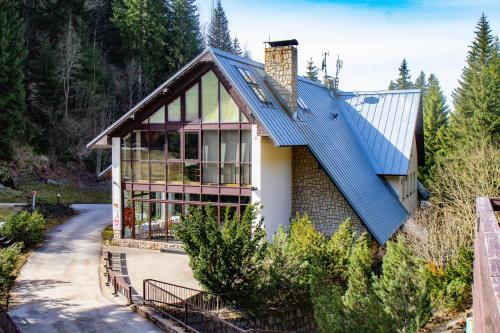 een huis met een blauw dak bij Hotel Esprit in Špindlerův Mlýn