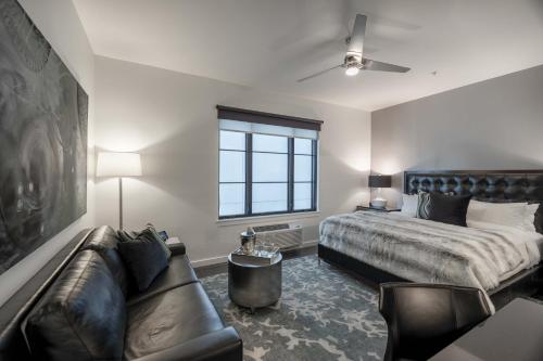 Una cama o camas en una habitación de 121 Hotel by AvantStay Modern Comfort in Nashville's West End