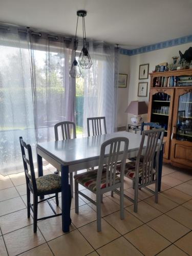 une table de salle à manger et des chaises dans une pièce dans l'établissement L'Ecume de Mer, à Wissant