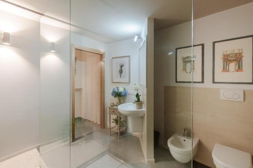 a bathroom with a shower and a toilet and a sink at CASA EDA, Modern Contemporary Central Apartment inside the Walls of Lucca in Lucca