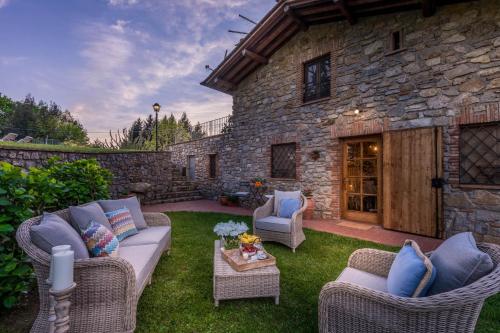 Posezení v ubytování Grumo Farmhouse with Private Pool and View near Lucca
