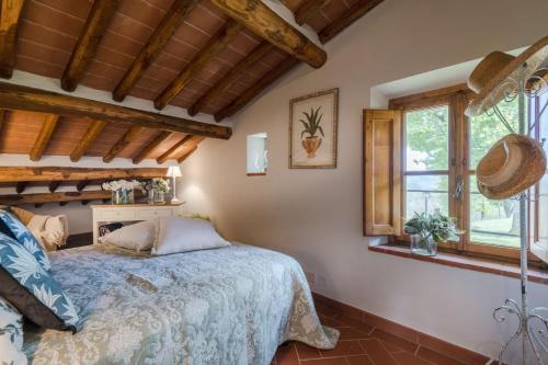 Postel nebo postele na pokoji v ubytování Grumo Farmhouse with Private Pool and View near Lucca