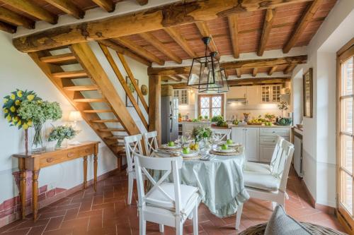 Posezení v ubytování Grumo Farmhouse with Private Pool and View near Lucca
