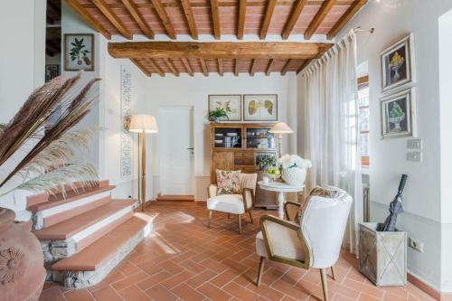 Posezení v ubytování Grumo Farmhouse with Private Pool and View near Lucca