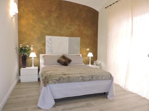1 dormitorio con 1 cama, 2 mesas y 2 lámparas en Anfiteatro Suite, en Roma