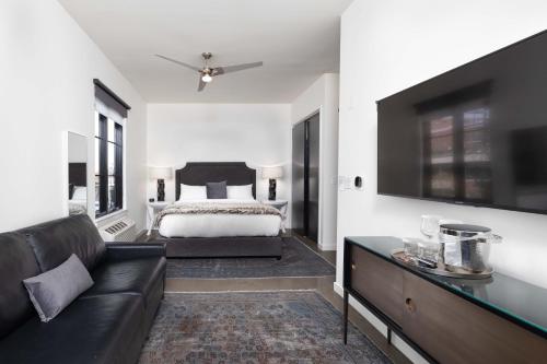 Una cama o camas en una habitación de 121 Hotel by AvantStay Modern Comfort in Nashville's West End