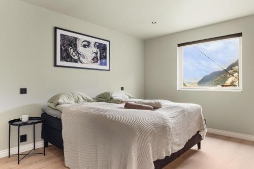 a bedroom with a bed and a window at Odda Living in Tokheim
