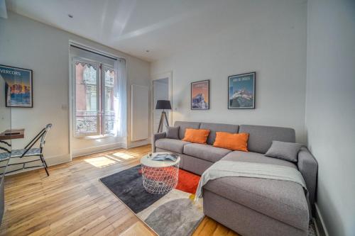 un salon avec un canapé et une table dans l'établissement La Suite Championnet, à Grenoble