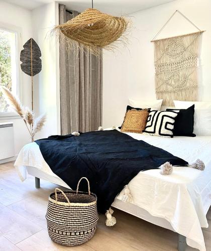- une chambre avec un grand lit et une couverture noire dans l'établissement Villa Rose, à Solliès-Toucas