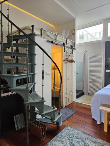- une chambre avec un escalier en colimaçon dans l'établissement Waterfront Studio, à Amsterdam