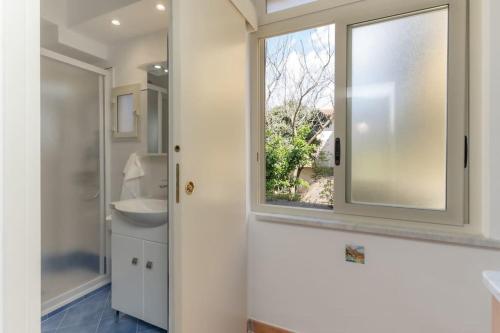 ソレントにあるSorrento Realty Holidays Casa Lenùの窓と洗面台付きのバスルーム