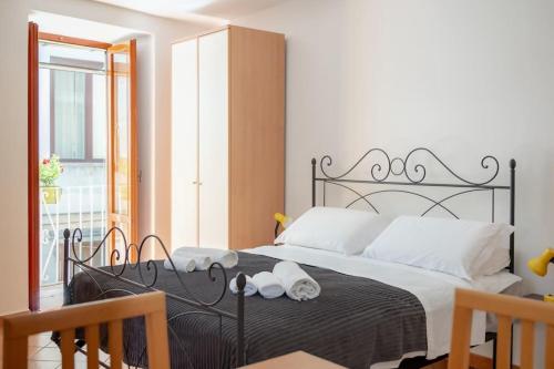 ソレントにあるSorrento Realty Holidays Casa Lenùのタオルが敷かれた大きなベッドのある寝室