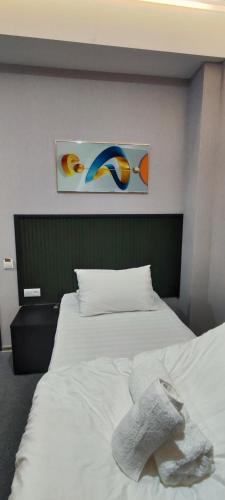 Hotel Tajikgrey Dushanbeにあるベッド