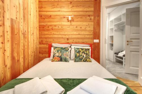 - une chambre avec un lit et des murs en bois dans l'établissement Apartment Bonatti 202, à Chamonix-Mont-Blanc
