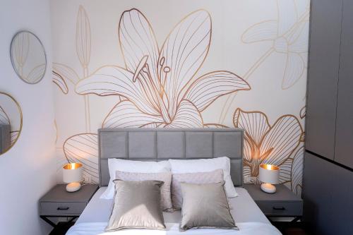 um quarto com uma cama com um grande mural de flores na parede em Seafront Apartment Totally Beachin with Private Pool em Ivan Dolac