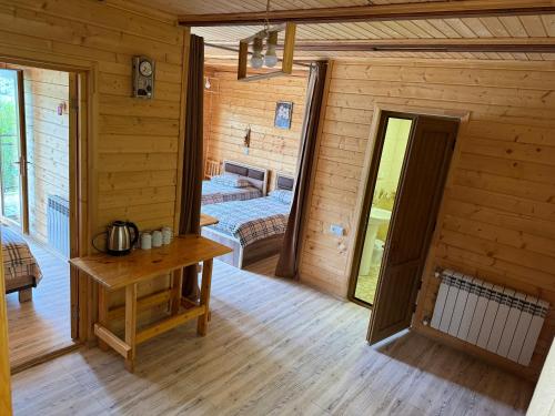 Cabaña de madera con una habitación con 2 camas y una mesa en Harsnadzor Eco Resort, en Halidzor