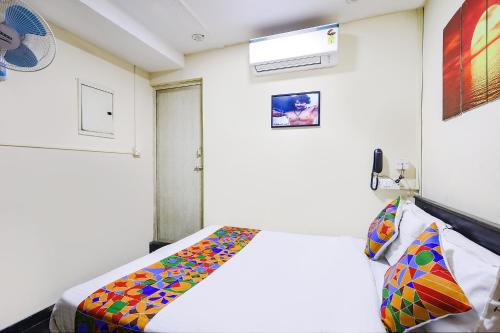 Säng eller sängar i ett rum på FabExpress India Gate
