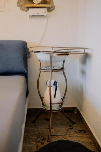 a glass table with a bird on it next to a bed at Casa Luana in Roč
