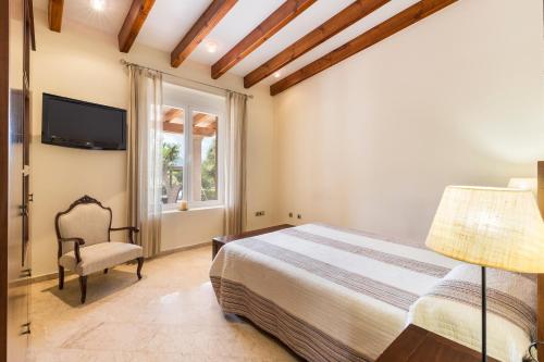 1 dormitorio con 1 cama, 1 silla y 1 ventana en Finca Sol del Sur, en Librilla