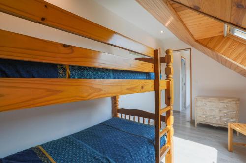 een slaapkamer met 2 stapelbedden in een huis bij Gite Ville Marie in Andel