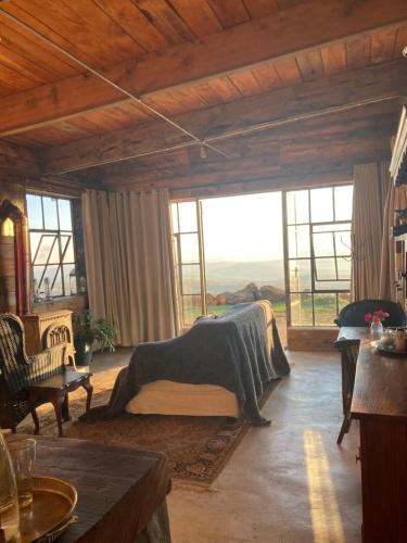 諾丁漢路的住宿－Rose Mountain Cottage，一间设有床铺的卧室,位于带窗户的房间内
