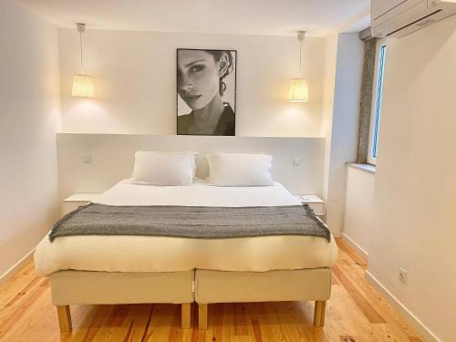 - une chambre dotée d'un lit avec une photo sur le mur dans l'établissement MY LX FLAT Stylish Apartment in Santa Catarina, à Lisbonne
