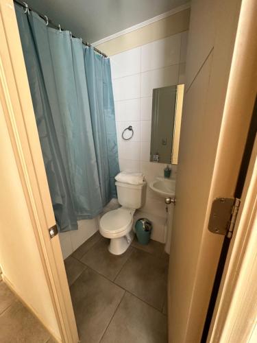 a bathroom with a toilet and a sink and a mirror at Alojamiento en linares in Linares