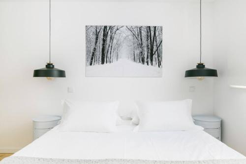 sypialnia z 2 łóżkami i obrazem na ścianie w obiekcie Bairro Alto Design Apartment w Lizbonie