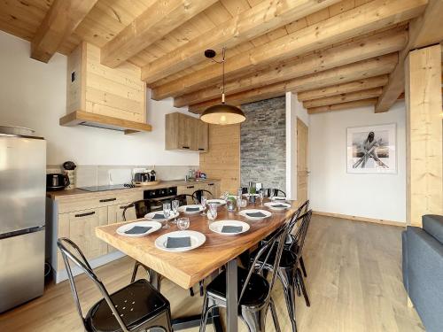 - une cuisine avec une grande table en bois dans l'établissement Chalet Le Charbonnel, à La Toussuire