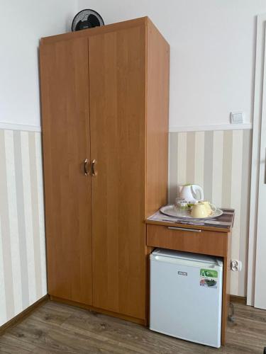 サシノにあるBukszpanの客室内の小型冷蔵庫の横にキャビネット