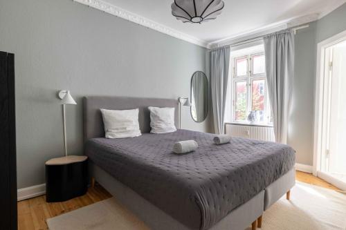 מיטה או מיטות בחדר ב-Lovely Flat in Vibrant Area