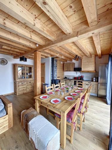 une salle à manger avec une table en bois dans une cuisine dans l'établissement Chalet Le Gebroulaz, à La Toussuire