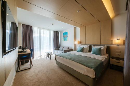 um quarto de hotel com uma cama e uma secretária em Hotel Imperial Conference & Spa em Budva