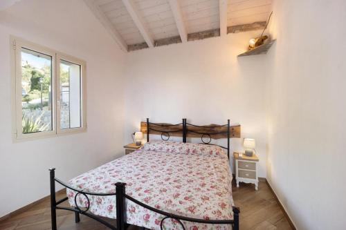 a bedroom with a bed and a window at Studio TIMO in Pompeiana